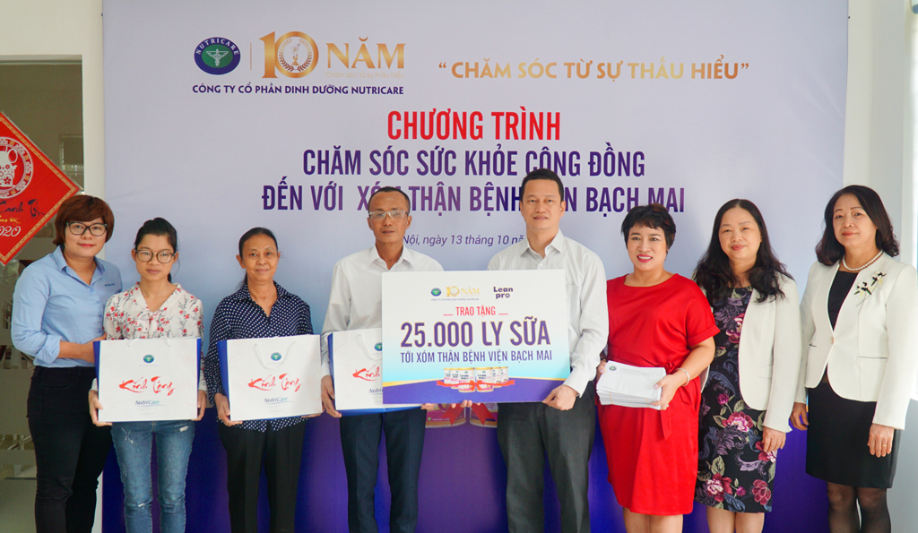 BLĐ Công ty CP Dinh dưỡng Nutricare trao 25.000 ly sữa cho đại diện xóm thận Bệnh viện Bạch Mai