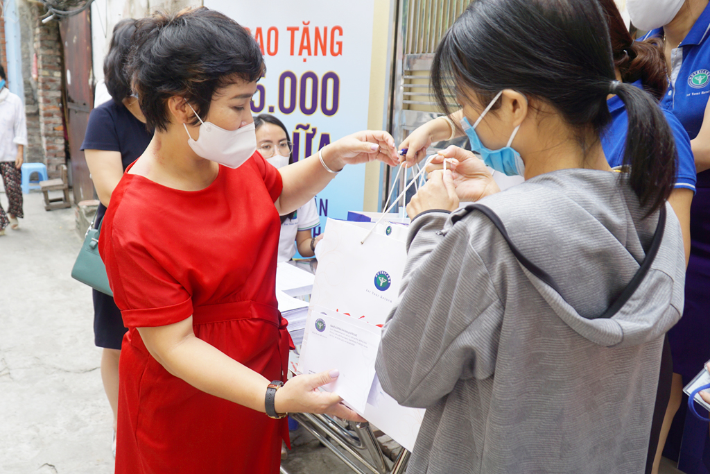 Bà Vũ Mai Hương - PTGĐ Tài chính CTCP Dinh dưỡng Nutricare trao quà đến tận tay những bệnh nhân xóm thận Bạch Mai