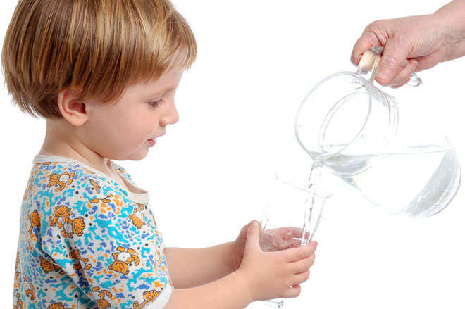 cho trẻ uống đủ nước để tăng cường miễn dịch