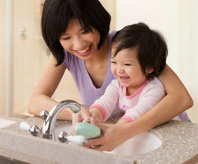 Giữ vệ sinh cho trẻ hạn chế tiếp xúc với các vi khuẩn