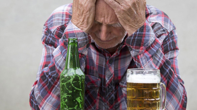 Người già nên hạn chế rượu bia