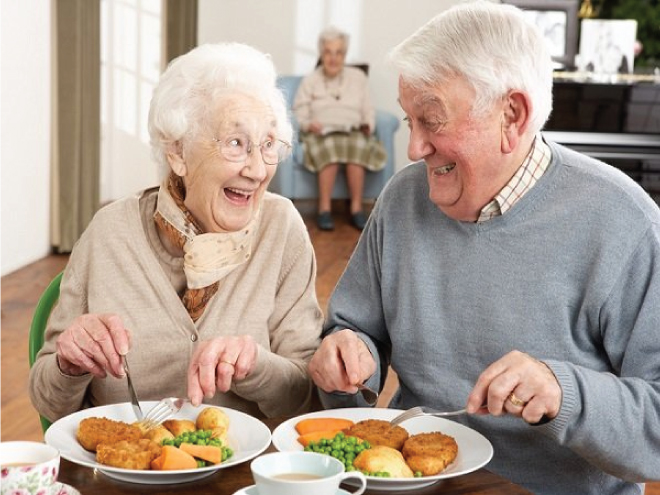 Chế độ dinh dưỡng đầy đủ và cân bằng cho người già