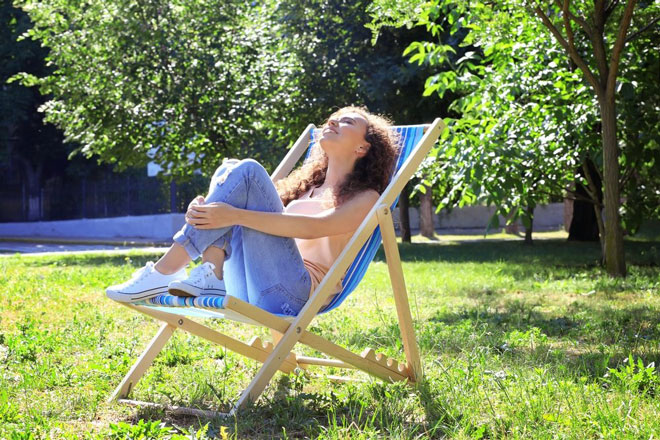 Tắm nắng tăng lượng vitamin D, giúp xương chắc khỏe