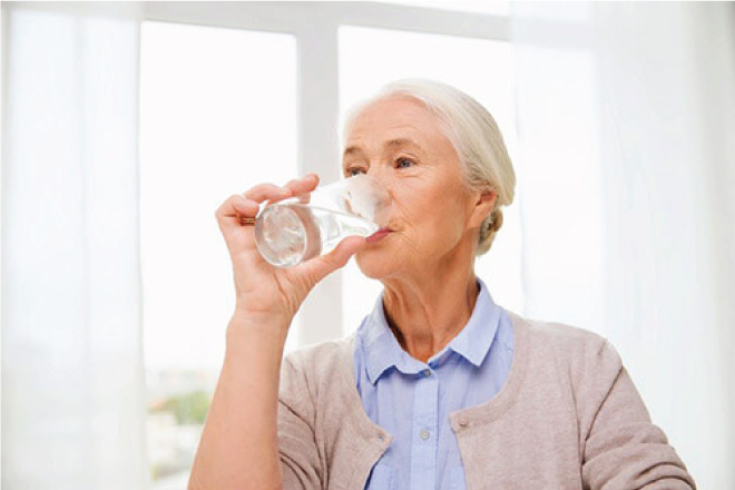 Người cao tuổi cần bổ sung nước lọc hàng ngày