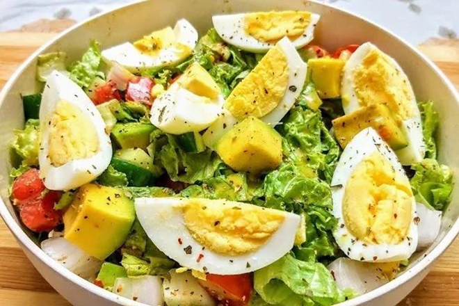 Salad rau kết hợp với trứng