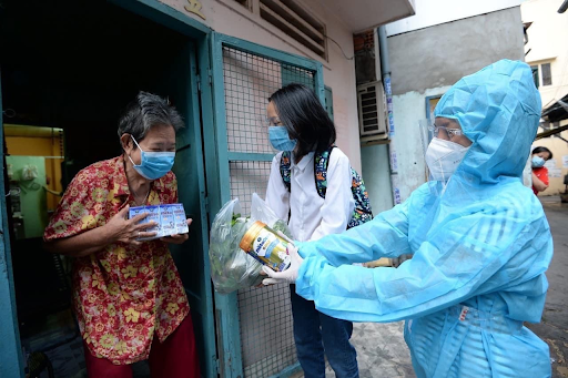 Ca sĩ Thái Thùy Linh tận tay trao thực phẩm và sữa Metacare cho người dân miền Nam