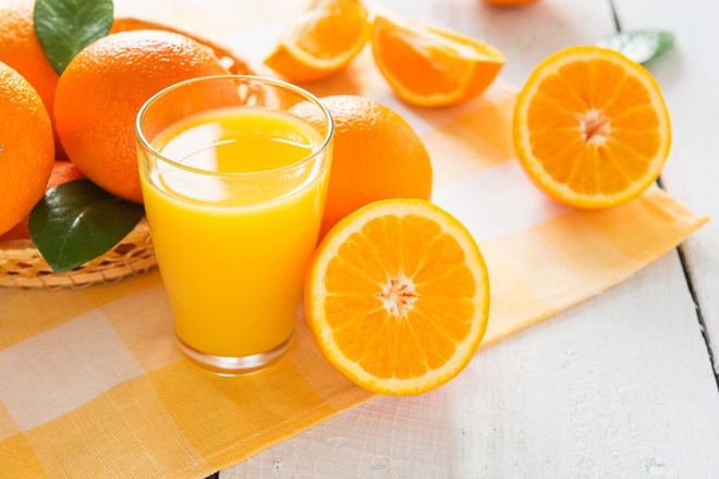 Nước ép trái cây họ cam quýt như nước cam chứa Hesperidin, giúp giảm tắc nghẽn và cải thiện chức năng mạch máu