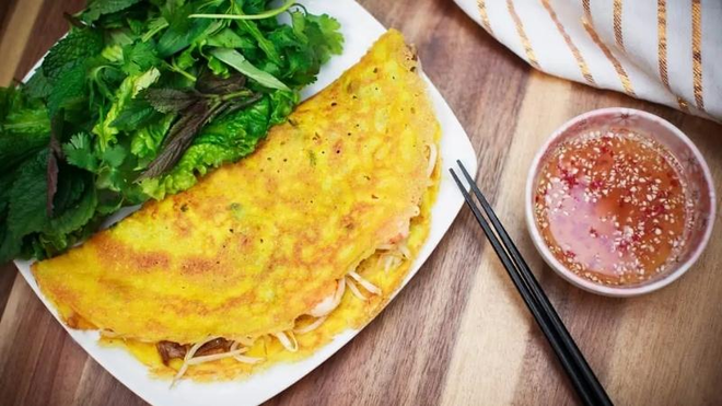 Nên ăn bánh xèo kết hợp với nhiều rau xanh để bổ sung chất xơ giúp cân bằng đường huyết 