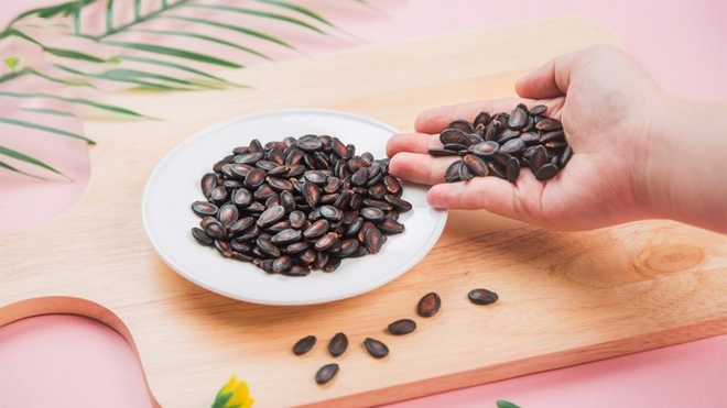 Người bệnh tiểu đường nên hạn chế ăn hạt dưa vì có thể ảnh hưởng tới lượng đường trong máu 