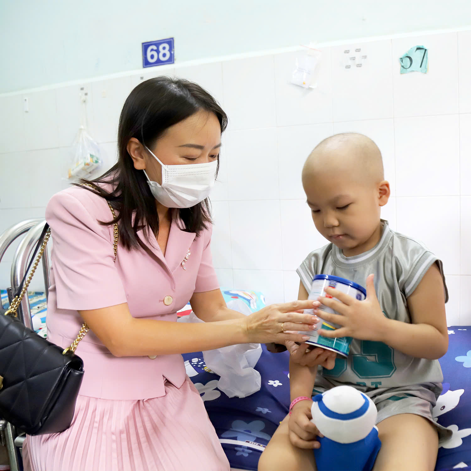 Báo Sức khỏe & Đời sống cùng Nutricare tiếp sức cho các ‘chiến binh nhí’ Bệnh viện Nhi đồng 2