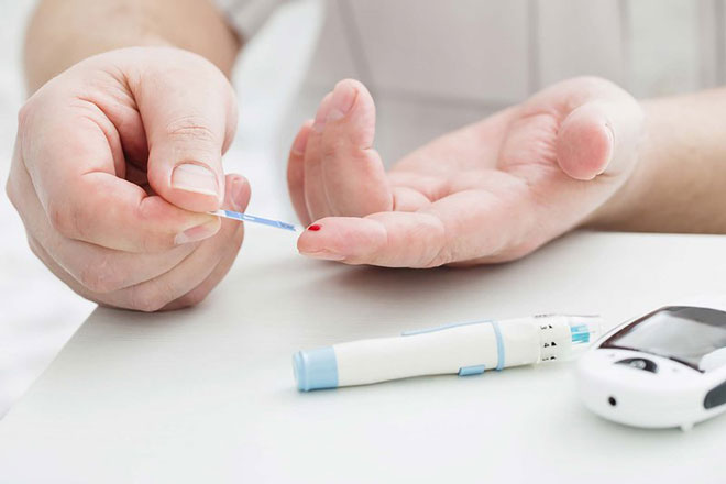 Kiểm tra đường huyết trước và sau khi sử dụng thức uống có cồn