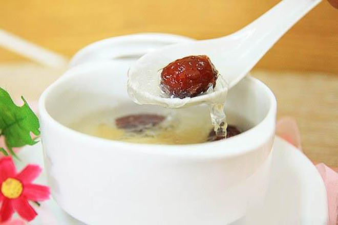 sau phẫu thuật nên ăn yến chưng táo đỏ