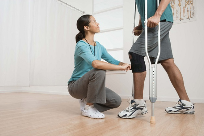 Tập phục hồi chức năng sau phẫu thuật thay khớp gối theo từng giai đoạn