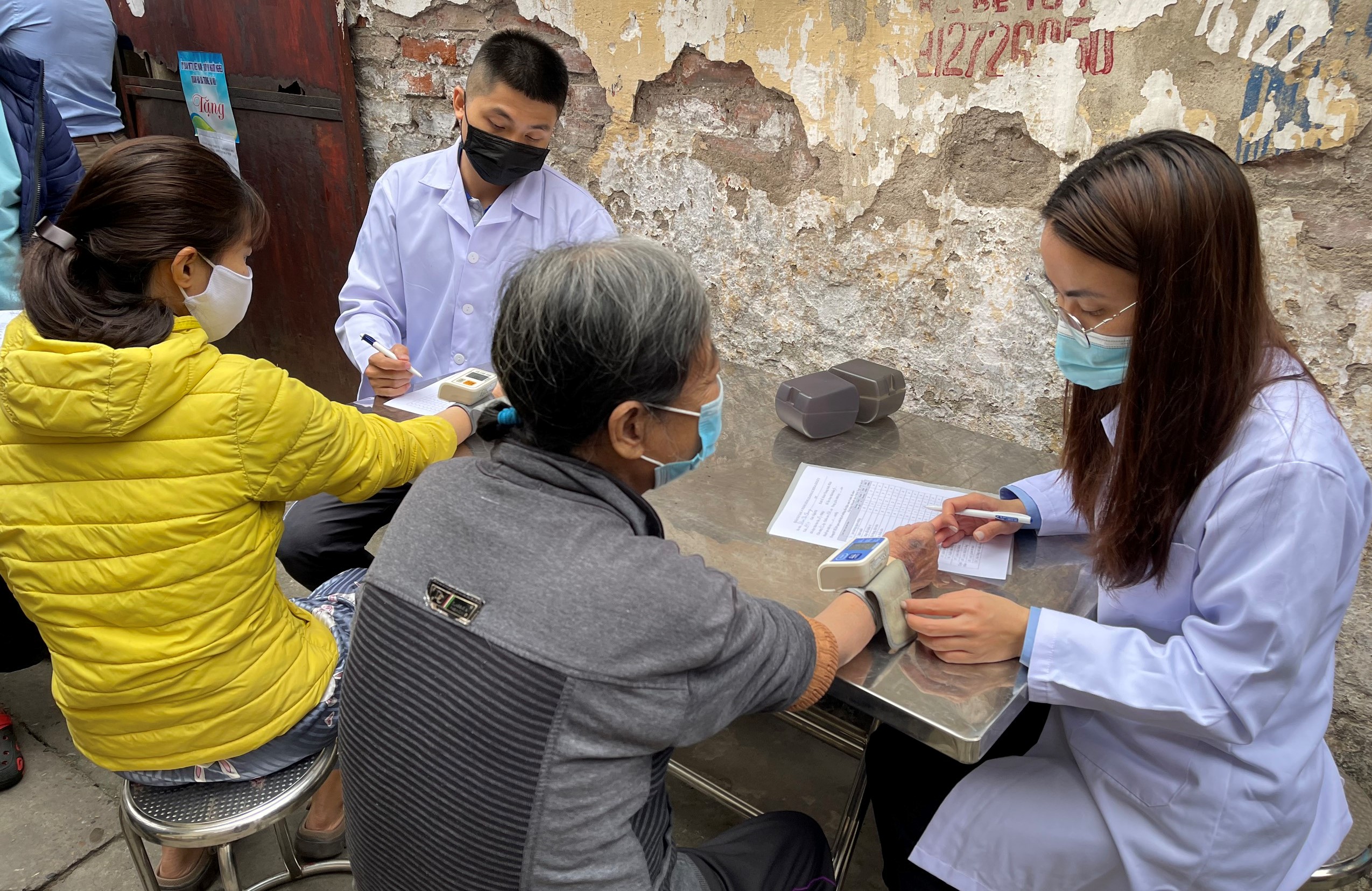 Nutricare gave 25,000 glasses of milk to patients in Bach Mai’s people with kidney disease village