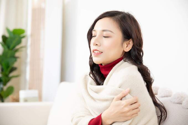 ban-nen-giu-am-co-the Bạn nên giữ ấm cơ thể, đặc biệt là vào mùa lạnh để tránh tăng huyết áp cũng như nguy cơ đột quỵ