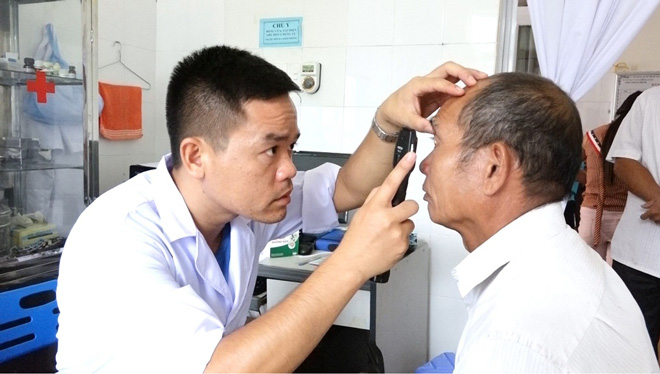 Người già mổ mắt nên ăn gì? 10+ Thực phẩm tốt hỗ trợ hồi phục nhanh