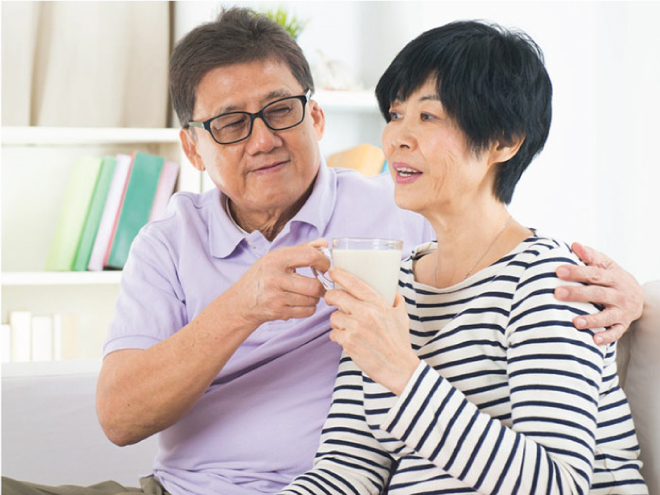 nguoi-gia-nen-uong-sua-moi-ngay Người già nên uống sữa mỗi ngày
