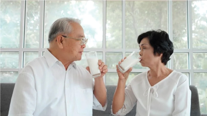nguoi-gia-uong-sua-1 Người cao tuổi uống sữa