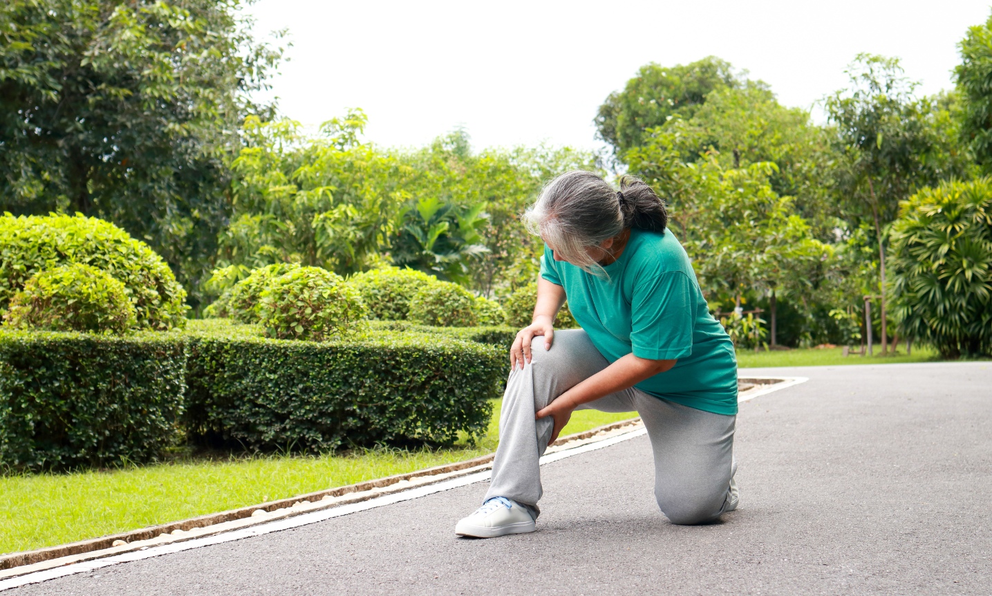 Người cao tuổi thường dễ bị loãng xương do quá trình lão hóa tự nhiên của cơ thể
