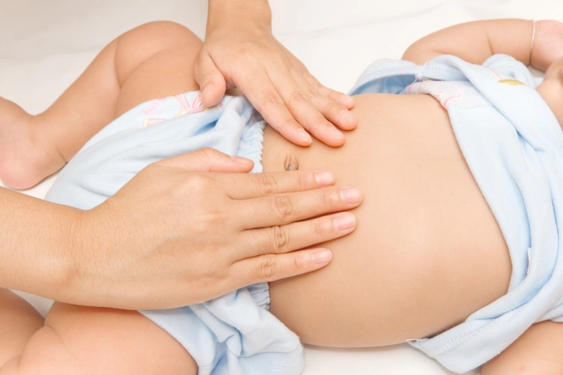 Trẻ bị đầy hơi chướng bụng