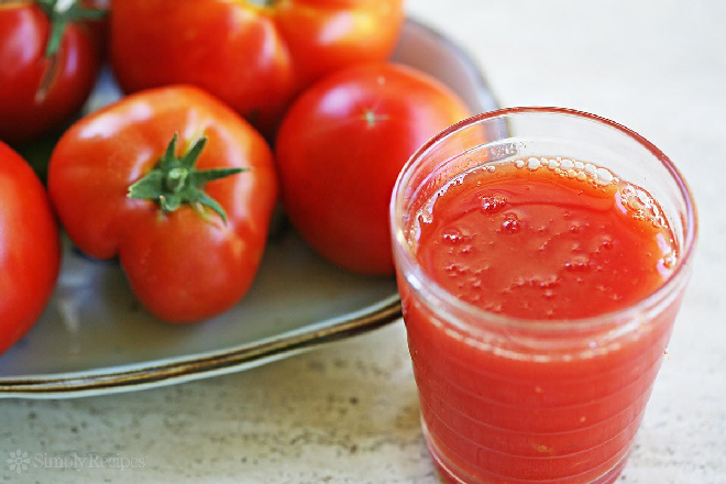 trong-nuoc-ep-ca-chua Trong nước ép cà chua chứa lycopene giúp ngăn ngừa tắc nghẽn mạch máu, từ đó có tác dụng phòng chống đột quỵ