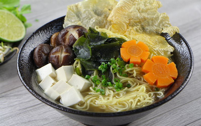 Ăn nhiều rau xanh cùng với mì tôm