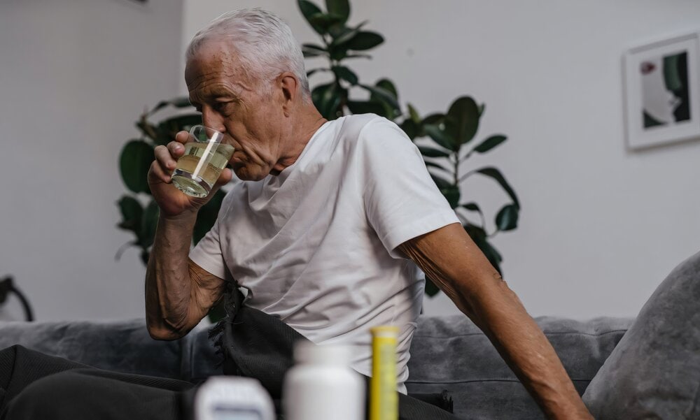 Người già mất ngủ nên uống gì