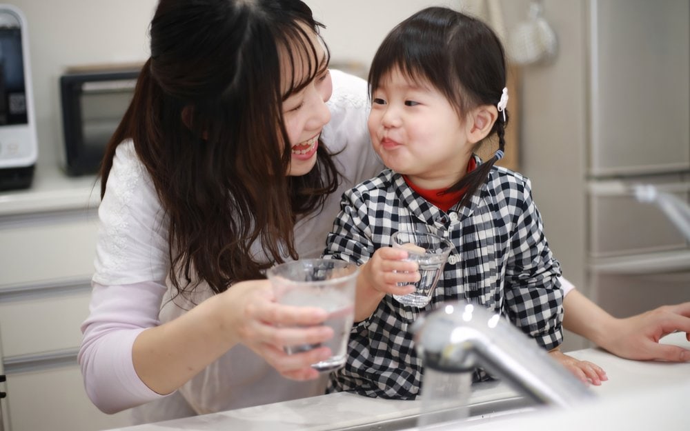 trẻ bị táo bón nên ăn gì