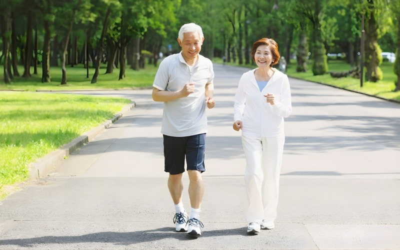 bệnh xương khớp có nên đi bộ không