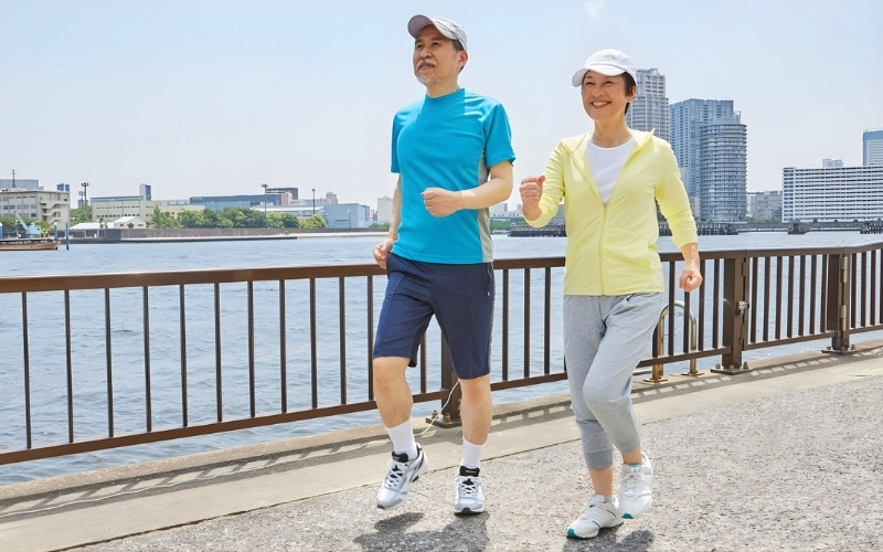 bệnh xương khớp có nên đi bộ không