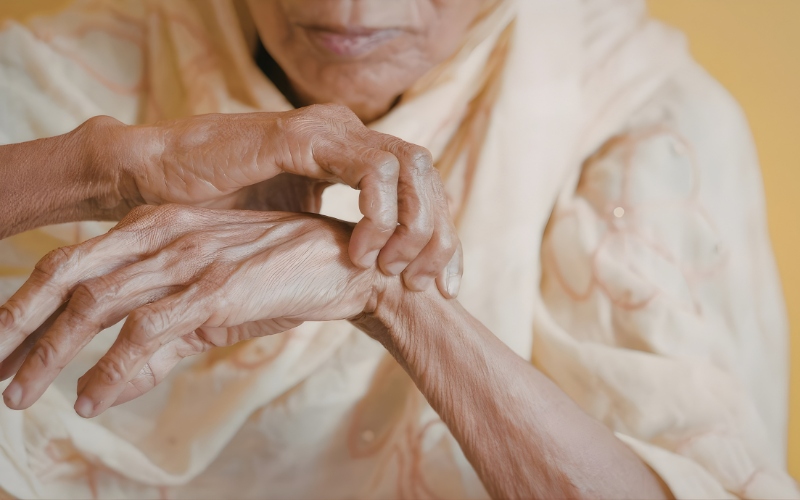 đau xương khớp người già