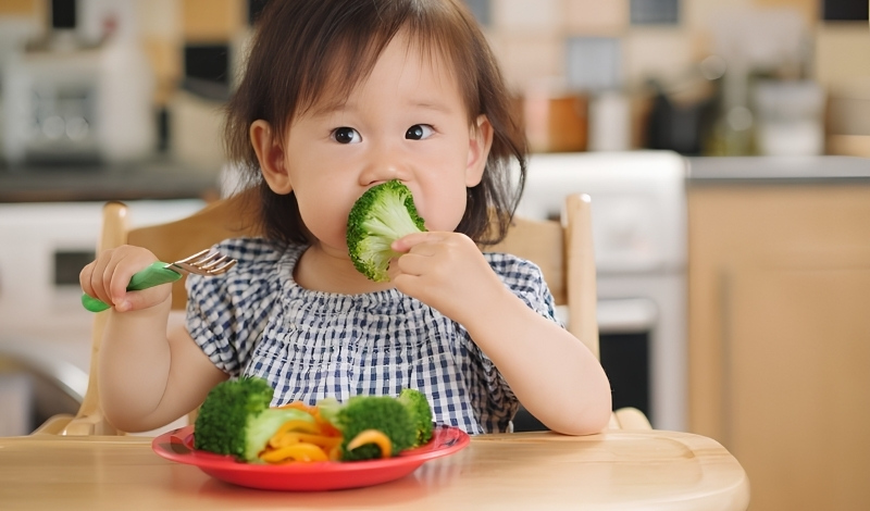 trẻ em bị táo bón nên ăn gì